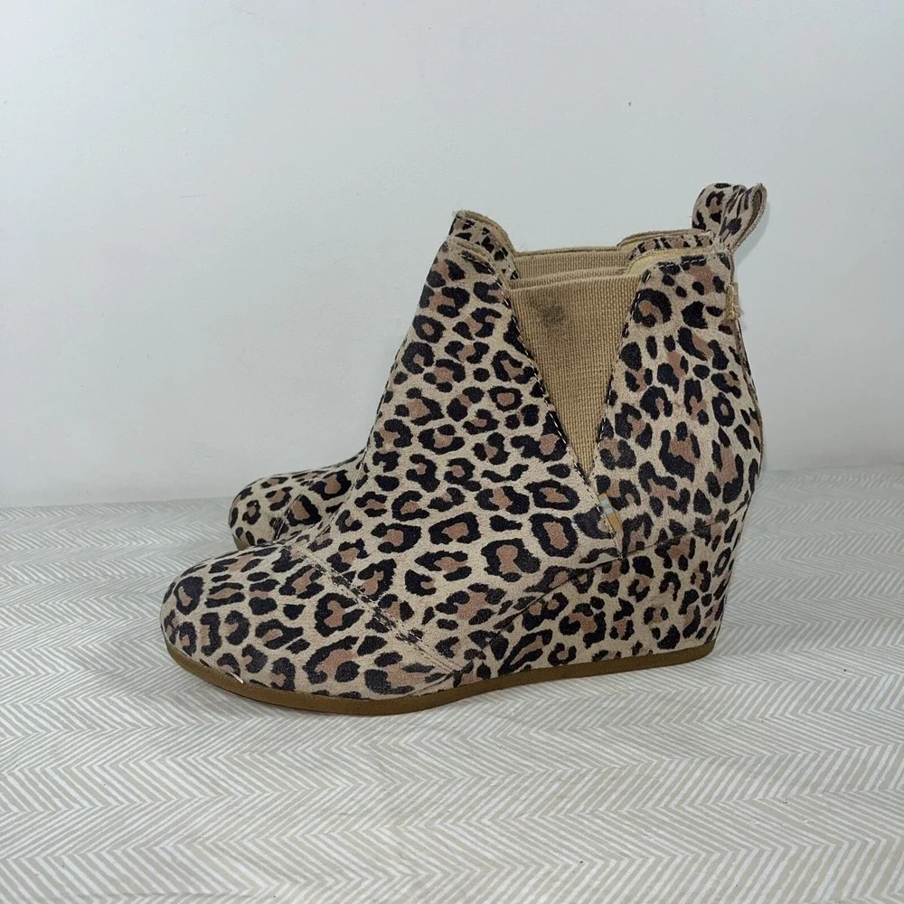 Toms Kelsey Desert Tan Leopard Pull On Wedge Heel Suede Ankle Boot Sz 8.5 Comfor